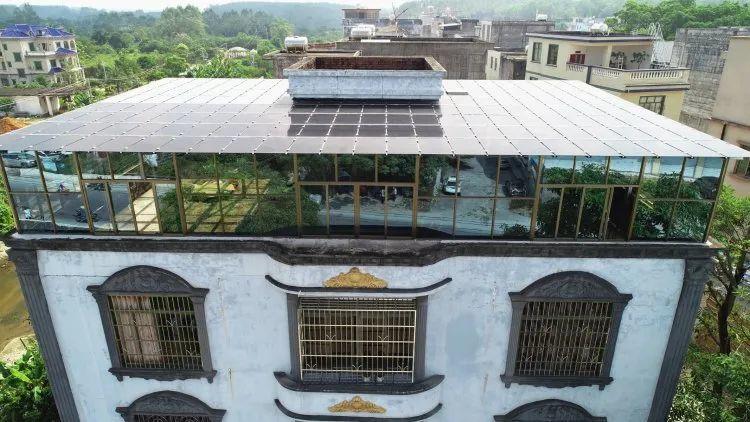 還在裝傳統(tǒng)陽光房？太傻了！如今大家都裝這個，美觀、環(huán)保還能賺錢！